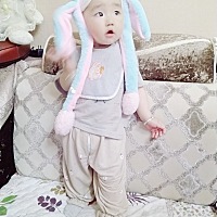 看着小宝贝一天天长大，不会爬，翻过身只会向后退，纯奶粉喂养，目前八颗牙，会吃点白米饭了，身体挺健...