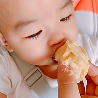 孩子马上一周岁了 连双袜子都没给孩子买过，还天天挑剔我给买的衣服不好，见面就挑刺，不是瘦了就是不长...