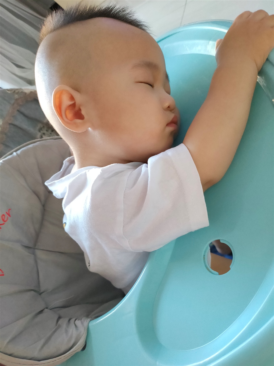 小可爱  趴在学步车上睡着了  睡的也是香香的