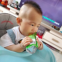 不知不觉已经长这么大了  什么都懂得  叫爸爸妈妈也叫的很清楚  自己时不时还会走俩步  就是有的时候 会...