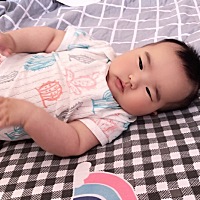 再有九天就四个月了，可是你已经16斤了姑娘。