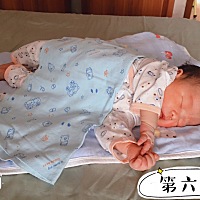 好乖的哦。除了要吃奶哼哼 从来不怎么哭。不吵妈妈