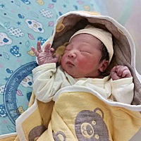 宝宝出生啦 7.1斤 大家看下和四维像不， 是更像爸爸 还是妈妈🤣