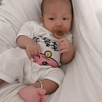 快两个月的宝宝晚上一两点吃了奶老是不睡觉哭闹要怎么办？ 满月以后几乎都是熬到清早才睡觉 真的人都快...