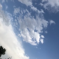 唉，生怕用别的护肤品化妆品哺乳期对孩子不好了，宝妈们帮忙推荐一下好用的护肤品吧，谢谢啦！