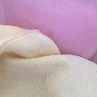 脸上的湿疹能自己好吗？抹润肤的可以吗？脖子淹了红红的，好了之后有一堆红色的点点也是湿疹吗？