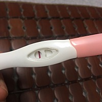 上个月5.3号来的，今天都6.17号了，还没来，这个感觉下面有一条很淡的线，不知道是不是眼花了。求路过的...