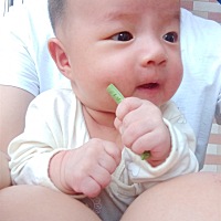 纯母乳喂养的宝宝两个月才8斤多，怎么办要加奶粉混合喂养吗？一直体重都不重过。