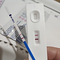 这一深一浅的是什么情况呢？姨妈推迟两三天了，最近胃口不是很好，偶尔会有疼痛。谢谢你们！