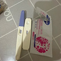 本来五点多去医院的，但是去了医生说白天才能验血，急性子的我又跑去买了两个验孕棒，。。。都是秒出两道杠