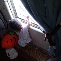 记录一下小猪猪六个月的时候就教她亲大人的脸，之前让她亲就亲，现在让她亲还得看心情