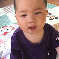 小孩眼睛已经红了一段时间了，今天特别厉害，不知道怎么弄的。睡觉的时候没那么厉害