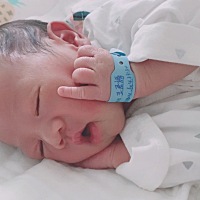 小乖乖，睡醒了就吃，吃饱了就睡，不哭不闹，睡得香香甜甜。睡梦中也笑得那么可爱，真是妈妈的天使宝宝🥰