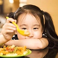 如今生活压力大，很多家庭都是父母在外工作，老人带孩子。虽说老人带孩子有经验而且不会亏待孩子，但如...