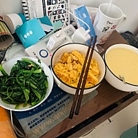 炒了六七个鸡蛋 要疯了😂 婆婆中午炖的鲫鱼豆腐汤 早上也是鲫鱼豆腐汤和虾 我这个月子要胖了 最爱油麦...