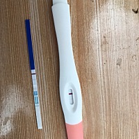 这是怀孕了吗？月经第一天没有来、测的。 大神们帮我看看🙏