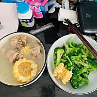 早上的鲫鱼豆腐汤 婆婆说终于十天了可以吃点肉了 一大早就让小姑去买了排骨 😂我是真的不爱吃肉 婆婆...