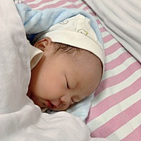 刨妇产6斤7两小公主一枚 还好遗传了他爸的双眼皮 以后多了一个软肋也多了一个盔甲 你好我的宝贝❤️