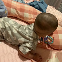 为什么宝宝老喜欢趴？睡着也经常这样莫名其妙的爬起来，然后把自己趴醒