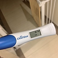之前有过生化，所以特别特别紧张。今天排卵14天，显示怀孕了…高兴之余，但是刚刚发现底裤上有血，感觉...