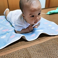 这么热的天，大家都给宝宝睡什么凉席呀？我家宝宝好多汗，没睡多久背就湿了，一晚上要换几套衣服。