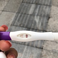 月经推迟十二天，昨天下午五点过测，白板，就放包包里了，然后今天拿出来看，双杠，以为怀了，但是今天...