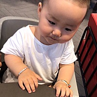 看我是一个安静等餐的乖宝宝吧？ 哈哈 别被眼前的画面蒙蔽了双眼 就差餐盘没给我掀了