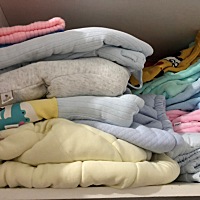 有没有秋冬季预产期的孕妈妈     我老妈和婆婆还有一些亲戚都买了衣服给宝宝 实在是太多了 还剩好多全新...