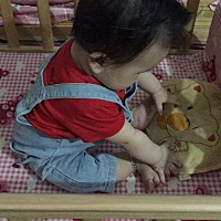 我家宝贝多次被误以为是女孩子，皮肤特别白，眼睛有神，因为白，头发长，被误以为是女孩子，哈哈哈