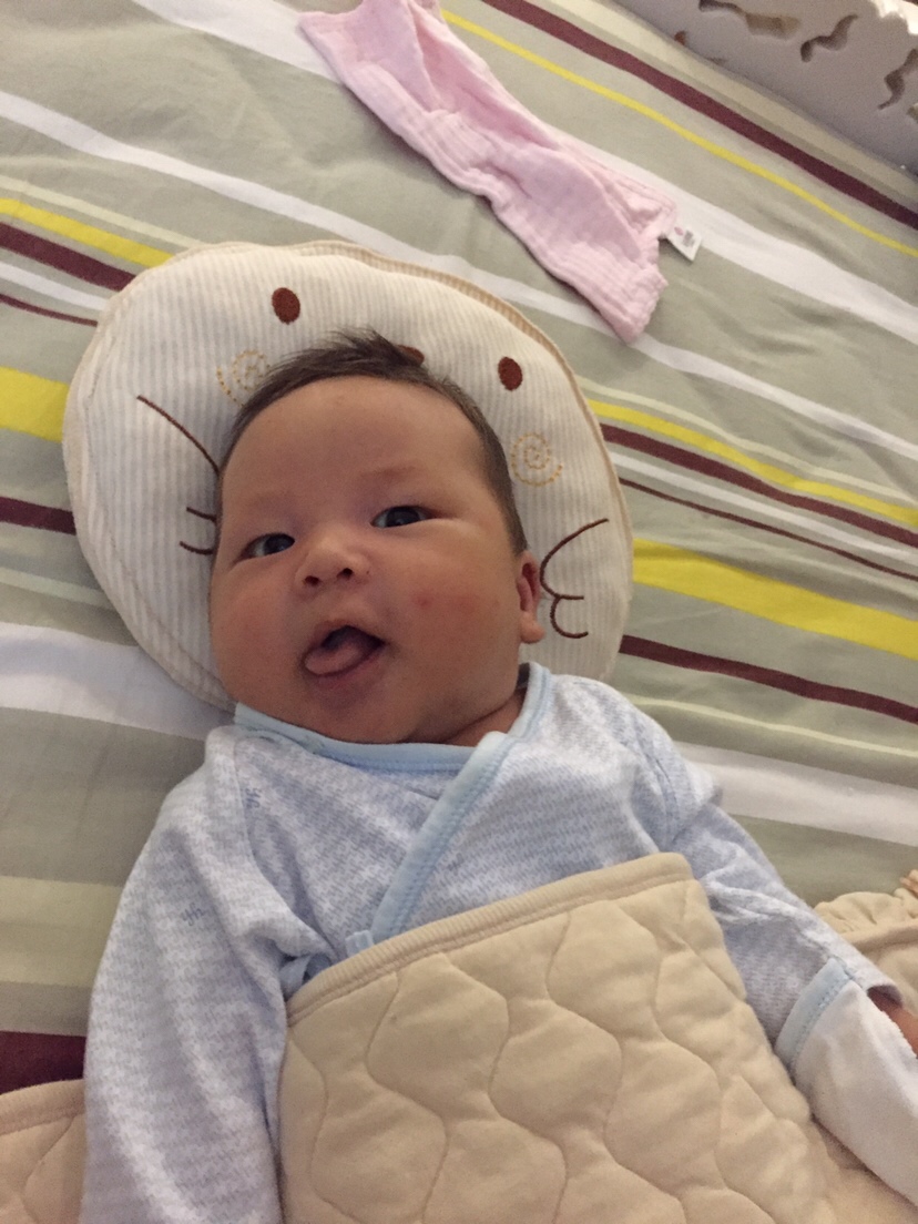 我是小宝，妈妈高龄的小宝宝。哥哥姐姐们都是顺产的，妈妈说我是小宝剖腹产来记录下。长大后来报答伟大的母❤️