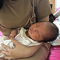 挤出来的母乳可以直接用奶瓶微波炉加热吗？