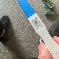 大神们帮忙看看是不是怀孕了，月经期过2天测的