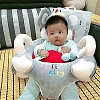 女宝：出生6.1斤，到今天4个月+1星期身长64cm，体重7.3kg，发育还可以吧