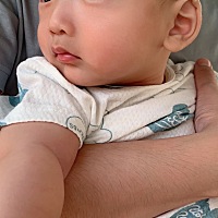 来来来，大家看看，我家小冬宝长的像谁多一些