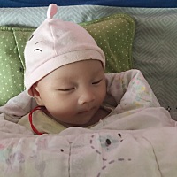 一喝水拼命的哭，皮肤都变黑了，该怎么办……