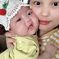 宝宝像我多一点还是像她爸爸多一点啊、