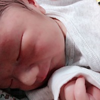 接健康男宝宝的来，6斤8两，52cm，顺产有侧切。39 6早上5点肚子疼醒见红，吃完早餐去医院医生让住院，开...