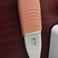 都说晨起测，我这是下午测的，也不知道准不准，正常今天应该来月经，感觉有有轻微的恶心，所以就测了一...