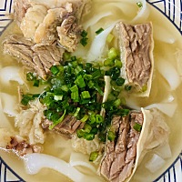 牛腩粉，清汤：鲜的眉毛都掉下来，牛腩：软硬适中，肥而不腻