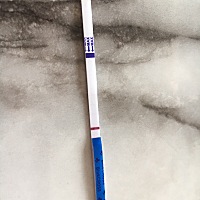 姐妹们帮忙看一下，是不是有条很浅很浅的线，都要看瞎了