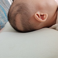 现在宝宝11I个多月，两侧的头发就是不长，这是怎么啦？