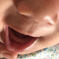 我的宝宝还有四天就四个月了 今天突然发现那里有白色的点点 是要出牙了吗