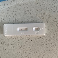 5月31日月经 6月25日来了一点就没了 然后30号晚上测的白色那个 上网搜说晚上测不准 7月1号早上又测的粉...