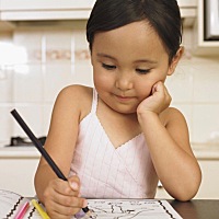 网友：我家的宝宝非常粘我，到哪都跟着，而且离开一会儿就会哭得很厉害。自理能力也很差，画画唱歌也不...