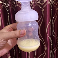 因为术后给我输液不让孩子吃，然后现在孩子又在医院照蓝光，涨奶疼的我啊，找催乳师按摩，两个小时吸一...