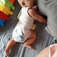 今天哺乳后拍完嗝把他放在小垫子上趴着他小腿一呦从侧身变成半扣斗，这是要开始会翻身的节奏了。每天都...