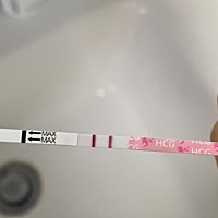 我现在是孕六周 1  各位姐妹帮我看看 上个星期查了孕酮hcg 明天准备再去查。我的检测线比对照线深