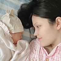 前几天母乳不够吃，每次喂了奶粉都有给宝宝拍嗝，最近躺着喂母乳，宝宝直接睡着了就没有把她抱起来拍嗝...