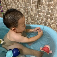 夏天，一天冲三次凉，一说冲凉就兴奋，自己跑去冲凉房，每次冲15分钟左右，还不肯上来，一抱起来就哇哇...