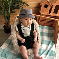 像不像一岁的宝宝 😂😂 正正经经的才三个多月呀